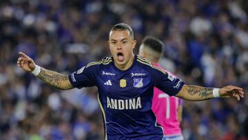 Leonardo Castro, delantero de Millonarios, celebra un gol en la Superliga.