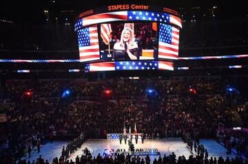 Fergie, durante la ceremonia del himno.