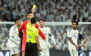 El árbitro Quintero Sánchez, muestra la cartulina amarilla a Federico Valverde por protestar la expulsión de Álvaro Carreras.