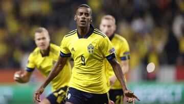 Isak celebra el primer gol de Suecia ante Espa&ntilde;a en Solna.