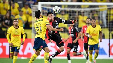 SAN DIEGO, CALIFORNIA - AUGUST 09: Aldo Rocha #26 of Atlas FC and Henry Mart�n #21 of Club Am�rica battle for the ball during the second half at Snapdragon Stadium on August 09, 2024 in San Diego, California. Orlando Ramirez/Getty Images/AFP (Photo by Orlando Ramirez / GETTY IMAGES NORTH AMERICA / Getty Images via AFP)