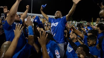 AME2891. SAN PEDRO DE MACORÍS (REPÚBLICA DOMINICANA), 27/01/2024.- Jugadores de Tigres del Licey celebran luego de ganar la serie final de la Liga de Béisbol Profesional de la República Dominicana hoy, en San Pedro de Macorís (R.Dominicana). Los Tigres del Licey derrotaron este sábado 2-3 a las Estrellas Orientales en el séptimo partido de la serie final de la Liga de Béisbol dominicana. Los Tigres (4-2) vencieron a las Estrellas (2-4) por segundo año consecutivo y lograron retener la corona que conquistaron la pasada temporada y sumaron su título número 24 en el béisbol dominicano. EFE/ Orlando Barría
