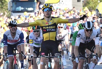 En una etapa ganada por Awout Van Aert, Alaphilippe perdió el liderato tras una penalización de 20 segundos. Adam Yates es el nuevo mailot amarillo y hay 4 colombianos en el top 10: Egan, Nairo, López y Chaves.