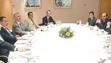 <b>CUMBRE. </b>Juan J. Moreno, J. de la Cruz, Alfredo Relaño, Juan Megino, J. Mora, C. Cariño, Trueba, Ignacio Díez, Luis Rodríguez-Comendador, Jaime Lissavetzky, Vicente Añó y Fornieles.