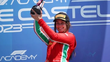 Marta García celebrando el primer puesto en el Gran Premio de Francia.