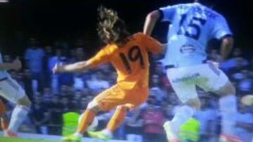 Modric, en el momento de ser derribado.