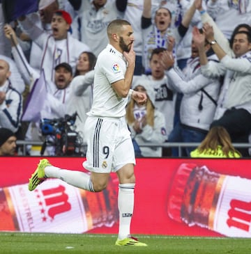 El jugador del Real Madrid Benzema celebra el 1-0 al Rayo. 