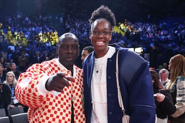 El actor francés Omar Sy posa con la jugadora francesa de baloncesto Dominique Malonga.