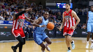 El base estadounidense de Morabanc Andorra, Jerrick Harding, con el balón ante la defensa del base nigeriano de Basquet Girona, Ike Iroegbu.