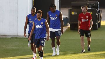 Marcelino, junto a sus jugadores, en el entrenamiento del Valencia.