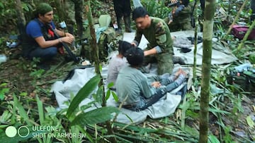 Colombian military soldiers attend to child survivors from a Cessna 206 plane that crashed in the jungles of Caqueta, in limits between Caqueta and Guaviare, June 9, 2023. Colombian Military Forces/Handout via REUTERS  ATTENTION EDITORS - THIS IMAGE WAS PROVIDED BY A THIRD PARTY. MANDATORY CREDIT. NO RESALES. NO ARCHIVES.