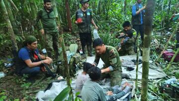 Colombian military soldiers attend to child survivors from a Cessna 206 plane that crashed in the jungles of Caqueta, in limits between Caqueta and Guaviare, June 9, 2023. Colombian Military Forces/Handout via REUTERS  ATTENTION EDITORS - THIS IMAGE WAS PROVIDED BY A THIRD PARTY. MANDATORY CREDIT. NO RESALES. NO ARCHIVES.