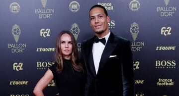 Virgil van Dijk y Rike Nooitgedagt se conocieron cuando eran unos adolescentes en Países Bajos. Ella realizó una incursión en la industria de la moda y fue directora de ventas, pero terminó dejándolo todo para acompañar al central en sus diferentes equipos. Tienen dos hijos: Nila y Jadi.