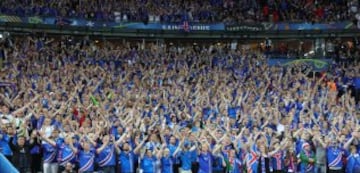 Si algo llamó la atención de Islandia en la pasada Eurocopa fue su imponente grito ‘vikingo’ que no es tan ‘vikingo’ que digamos. El origen del festejo realmente proviene del modesto Motherwell FC de la liga de Escocia. En 2014, cuando los escoceses se enfrentaron al Stjarnan islandés en la Europa League, los nórdicos imitaron el festejo que llegó para quedarse en la afición de Islandia.