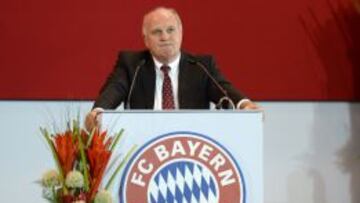 Hoeness, en un acto del Bayern antes de ingresar en prisi&oacute;n.