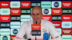 GRAF8622. MADRID, 19/12/2020.- El entrenador del Real Madrid Zinedine Zidane ofrece una rueda de prensa tras el entrenamiento del equipo en Valdebebas, este s&aacute;bado. El Real Madrid se enfrenta al Eibar ma&ntilde;ana en el estadio Municipal de Ipur&u