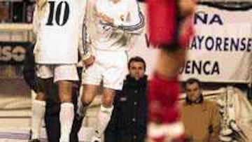 MOMENTO CLAVE. Figo se va a la ducha y deja el puesto a Macca.