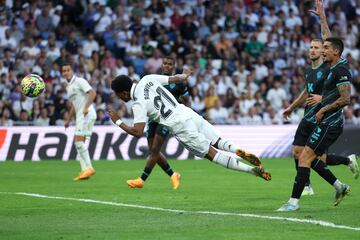 Rodrygo se lanza a rematar un balón de cabeza.