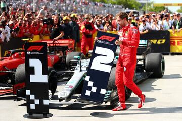 Sebastian Vettel, tremendamente enfadado por su sanción, se dirigió hacia el lugar donde debía estar su coche y cambió el número 1 de Hamilton por el segundo suyo.