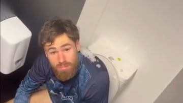 La pesada broma a Brereton en Inglaterra: estaba en el baño y esto pasó