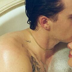 Brooklyn Beckham celebra su primer aniversario con Nicola Peltz desnudos en la bañera