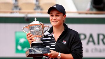 Ashleigh Barty posa con su título de campeona de Roland Garros.