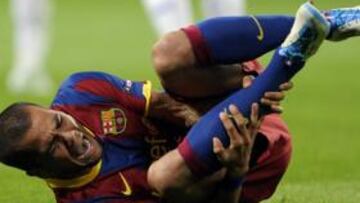 <b>POLÉMICA ROJA. </b>Las imágenes demostraron que Pepe no toca a Alves y el lateral brasileño hizo evidentes gestos de dolor sobre el césped. Stark expulsó al madridista.