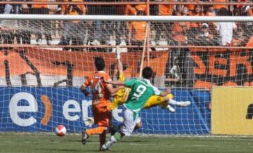 El 11 de septiembre del 2011, en Calama, Felipe Mora le hizo sus primeros tres goles en Primera a Cobreloa. El 'artillero' de la cantera itálica jugaba su cuarto partido en el profesionalismo, y tenía 18 años con 40 días.