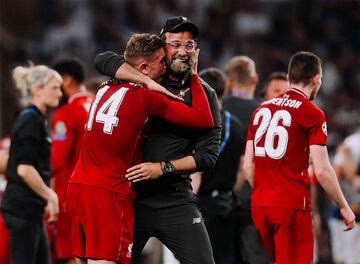 Jordan Henderson y Jürgen Klopp lloran abrazados tras proclamarse campeones de Europa en 2019.