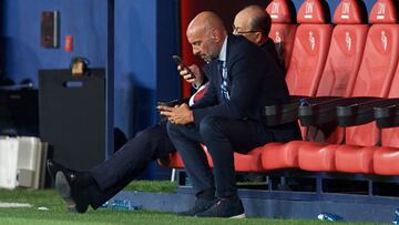 Monchi, director deportivo del Sevilla, se sienta en el banquillo antes de un partido.