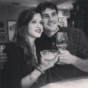 2013. Sara Carbonero e Iker Casillas celebrando el fin de año con un brindis.