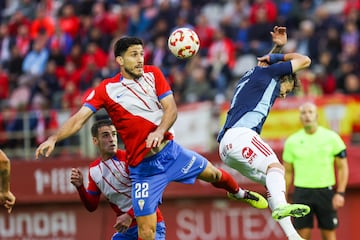 Aleix Coch disputando un duelo frente a un jugador del Real Murcia en el encuentro correspondiente a la jornada 13 del Grupo 2 de Primera Federación.