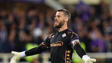 Soccer Football - Serie A - Fiorentina v AC Milan - Stadio Artemio Franchi, Florence, Italy - October 6, 2024 Fiorentina's David de Gea celebrates after saving the penalty of AC Milan's Tammy Abraham REUTERS/Jennifer Lorenzini