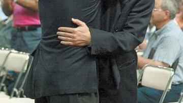 <b>DEPORTIVIDAD. </b>Nada más conocerse los resultados, Miguel Santos felicitó a Miguel Fuentes.