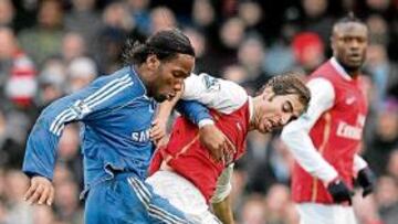 <b>DECISIVO. </b>Flamini pelea un balón con Dogba, que ayer marcó dos.