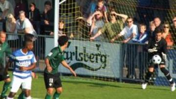 <b>SIN SORPRESA. </b>Casto detiene un balón en una de las aproximaciones de los Hawks.