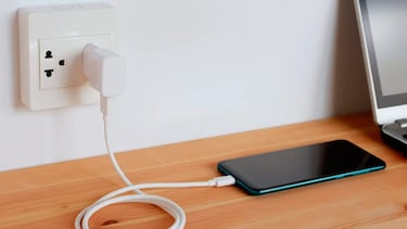 Adiós a los cargadores de siempre: arranca el plan de la Comisión Europea para cambiarlo todo en 2028