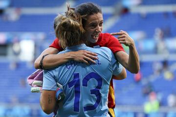 LYON, 03/08/2024.- Las jugadoras de España Cata Coll y AItana Bonmati celebran su victoria ante Colombia, y su paso a seminifales, tras el partido de cuartos de final de fútbol femenino de los Juegos Olímpicos de París 2024, disputado en el Estadio de Lyon (Francia). EFE/ Kiko Huesca
