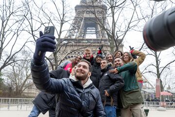 Niko Shera se dispone a retratar al grupo ante la Torre Eiffel. 