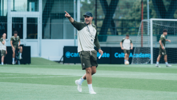 El entrenador Fredi Álvarez dirige una sesión de trabajo del Celta Fortuna.