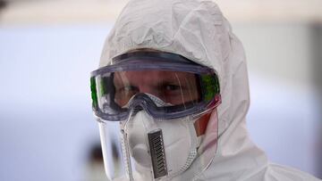 Imagen de un empleado médico portando una mascarillas FFP3.