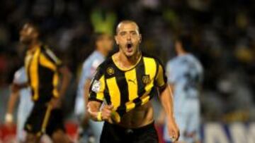 El jugador Mat&iacute;as Aguirregaray de Pe&ntilde;arol de Uruguay celebra un gol ante Iquique de Chile.