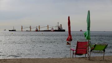 Personas en la playa observan como los equipos de salvamentos siguen  evaluando y planificando el camino a seguir para extraer el combustible del buque granelero OS35 que  permanece semihundido  junto al Estrecho de Gibraltar, después de colisionar el pasado lunes con otro barco,   a 01 de septiembre del 2022 en Algeciras (Cádiz, Andalucía, España)  El Gobierno de Gibraltar espera poder empezar a primera hora de este jueves a extraer el combustible del buque granelero OS35, que permanece semihundido en la Bahía de Algeciras (Cádiz), ya que está "bien contenido" tras la fractura detectada en el casco a raíz de su colisión con otro barco, mientras que un equipo de buceo realizará una inspección externa y determinará el alcance de la rotura.
01 SEPTIEMBRE 2022
Nono Rico/Europa Press
01/09/2022