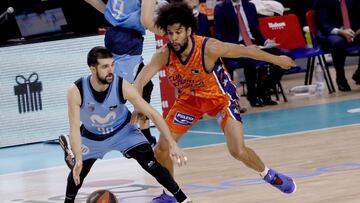 GRAF4599. MADRID (ESPAÑA), 13/12/2020.- El jugador serbio del Movistar Estudiantes, Aleksandar Cvetkovic (izda), controla el balón ante el francés del Valencia Basket Louis Labeyrie, durante el partido de la 14ª jornada de la Liga Endesa disputado en el pabellón WiZink Center de Madrid. EFE/Zipi