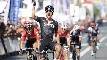 Michal Kwiatkowski celebra su victoria en la Cl&aacute;sica de San Sebasti&aacute;n 2017.