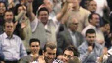 EL MADRID VUELVE A TENER PERSONALIDAD CON ELLOS EN EL ONCE. Roberto Carlos y Zidane vuelven al once. El francés se perdió el último encuentro ante el Zaragoza por un amistoso ante Australia. Roberto Carlos ha sido el gran ausente en los últimos encuentros de Liga. Desapareció en la jornada sexta y desde entonces sólo participó en la novena.