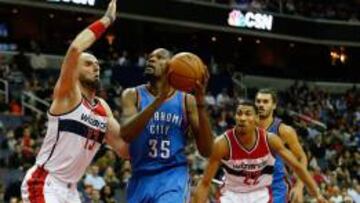 Kevin Durant (centro), durante su &uacute;ltimo partido jugado en Washington: el 10 de noviembre de 2015.