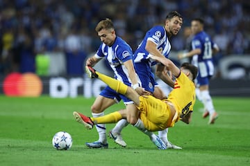 Francisco Conceição, Nico González y Gavi en una acción de partido.