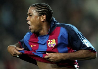 Patrick Kluivert, delantero neerlandés de gran clase y olfato goleador, tuvo una etapa brillante en el FC Barcelona, donde jugó entre 1998 y 2004, tras llegar desde el AC Milan. Disputó más de 250 partidos oficiales y anotó más de 100 goles, convirtiéndose en uno de los máximos goleadores del club en ese periodo. Formó parte de un Barça competitivo, aunque irregular, y ganó LaLiga en 1999. 