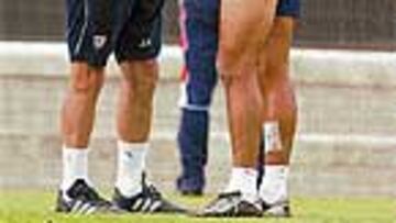 <B>SUSTO.</b> Heynckes se interesó por un golpe que sufrió Urzaiz.